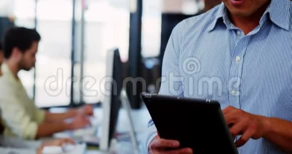 男性商务主管使用数字平板电脑视频的预览图