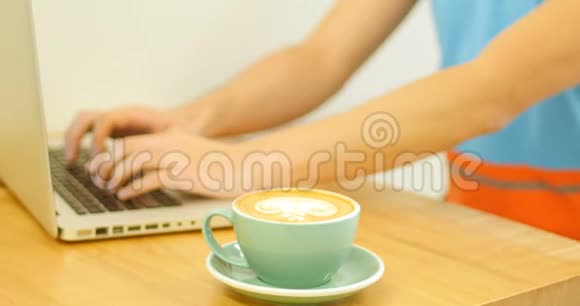 在喝咖啡的时候用笔记本电脑视频的预览图