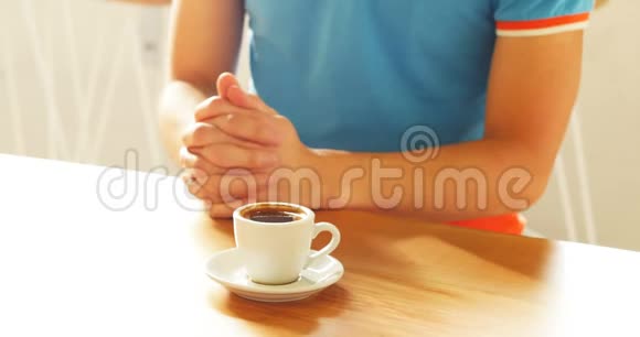 体贴的人坐着喝咖啡视频的预览图