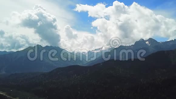 山体绿化范围在云景观天空和云彩的山顶景色视频的预览图