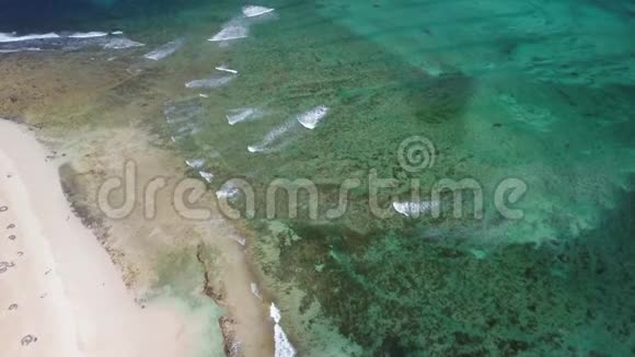 海滩和珊瑚礁的空中景色视频的预览图