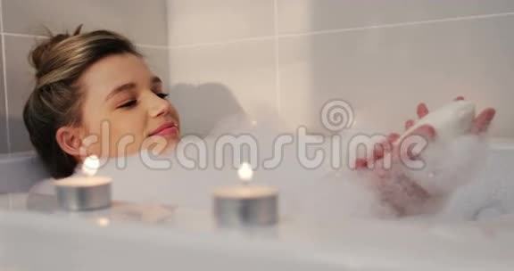女人在浴缸里洗澡视频的预览图