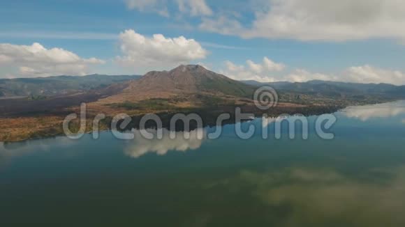 巴图尔湖和火山印度尼西亚巴厘视频的预览图