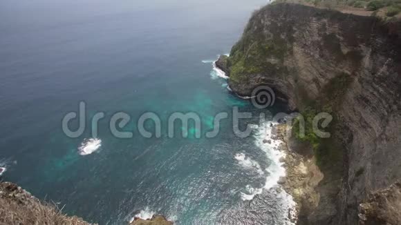 印尼巴厘岛努沙半岛的悬崖大海和海浪视频的预览图