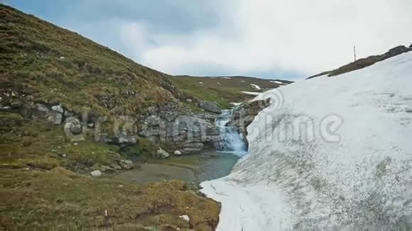 高山瀑布视频的预览图