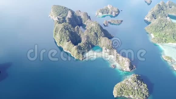 RajaAmpat风景岛屿空中拍摄视频的预览图