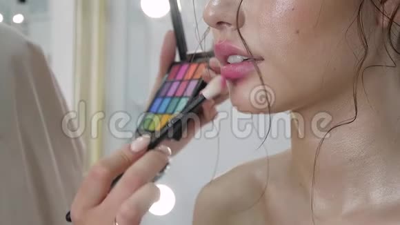 由化妆师化妆的年轻美女视频的预览图
