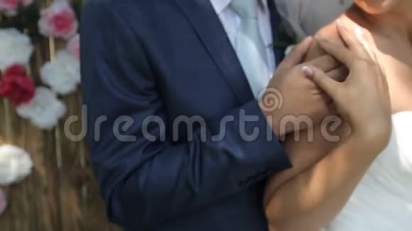 新婚夫妇温柔的拥抱恋爱中的年轻夫妇温柔的爱视频的预览图