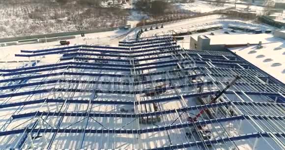 建设现代化工厂或厂房工业区冬季从空中全景现代植物视频的预览图