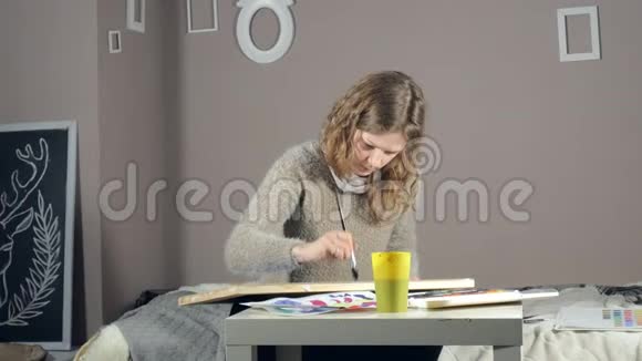 成年妇女在艺术学校用彩色水彩颜料作画视频的预览图