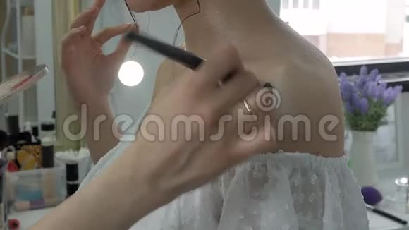 由化妆师化妆的年轻美女视频的预览图