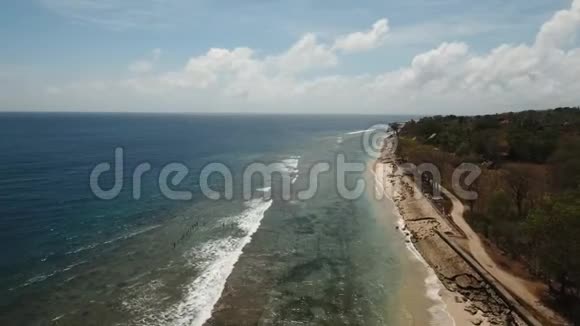 在热带岛屿上鸟瞰美丽的海滩努萨佩尼达印度尼西亚巴厘视频的预览图
