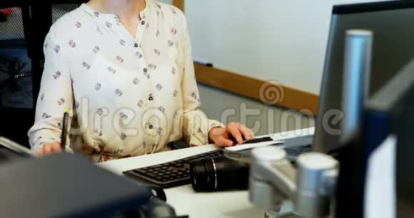 在办公桌工作的女平面设计师视频的预览图