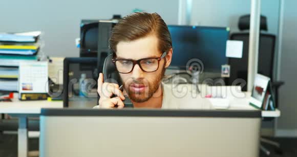 男性主管在办公桌上打电话视频的预览图
