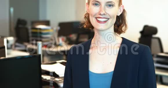 微笑的女商人站在办公室里视频的预览图