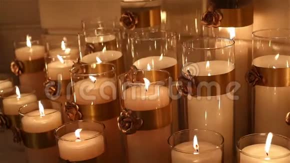 黑色背景蜡烛装饰新年圣诞节新年装饰视频的预览图