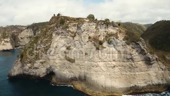 印尼巴厘岛努沙半岛的悬崖大海和海浪视频的预览图