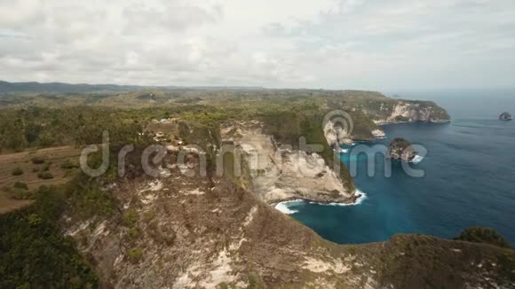 印尼巴厘岛努沙半岛的悬崖大海和海浪视频的预览图