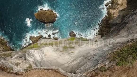 印度尼西亚巴厘NusaPenida的悬崖视频的预览图