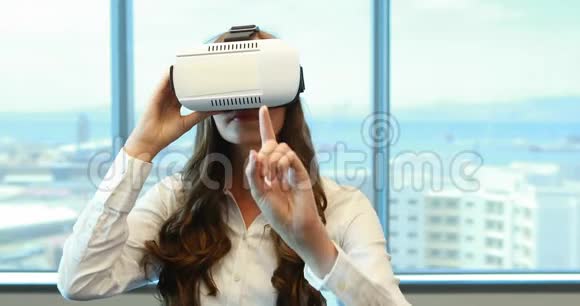 女性高管使用虚拟现实耳机视频的预览图