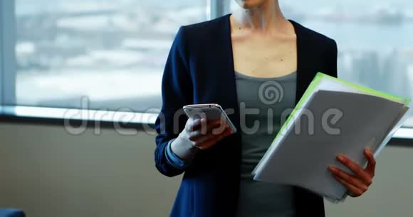 女商人在办公室里用手机视频的预览图