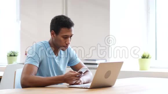 年轻人使用智能手机在线浏览视频的预览图
