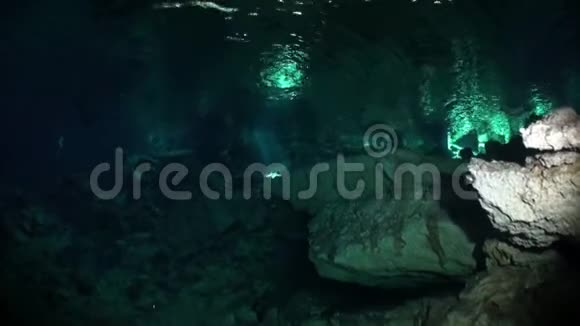 墨西哥尤卡坦河的岩石和石头在水下视频的预览图