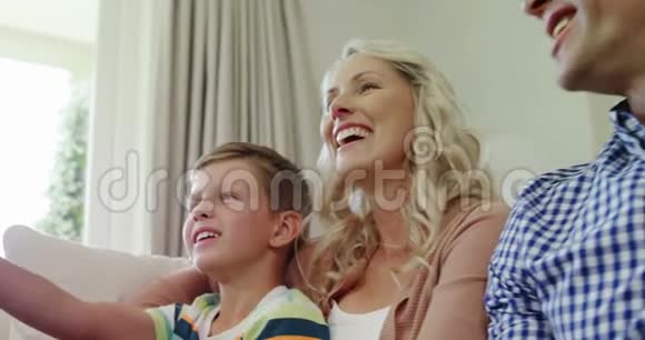 幸福的家庭一起在客厅看电视视频的预览图