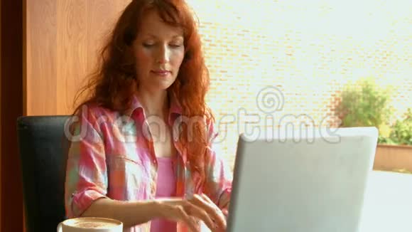 学生用她的笔记本电脑视频的预览图