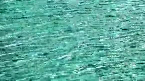 海水波浪和反射视频的预览图