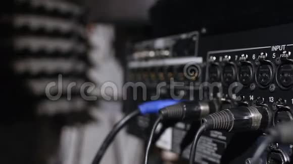 麦克风在一个位于音乐工作室录音亭低键光下的立场视频的预览图