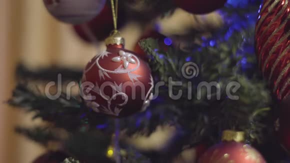 红白圣诞节和新年装饰摘要模糊的博克假日背景眨巴一下加兰圣诞节视频的预览图