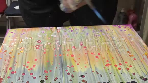 女人在画布上画一幅流动的艺术视频的预览图
