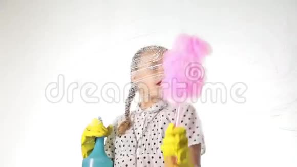 微笑的小家庭主妇用喷雾布和洗涤剂洗窗户泡沫中的大玻璃家庭工作概念视频的预览图