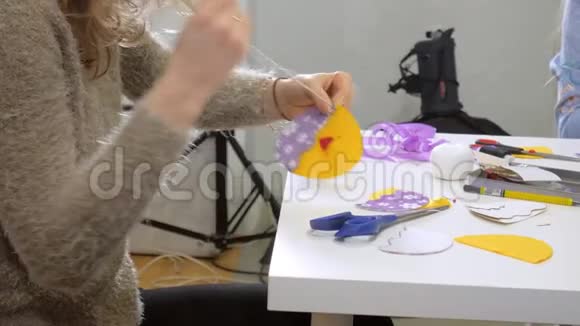 女生们和老师一起用自己的手缝一个软玩具视频的预览图