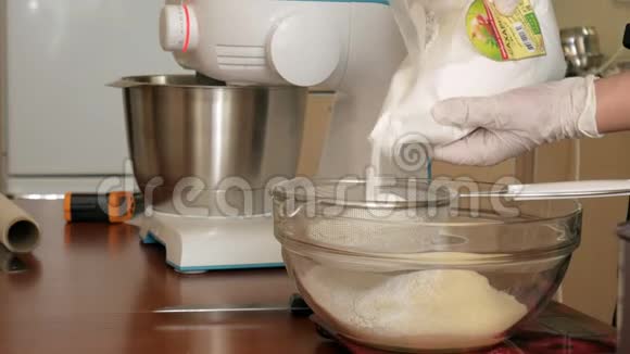 在家庭厨房准备面团和奶油做甜点的女人特写视频的预览图