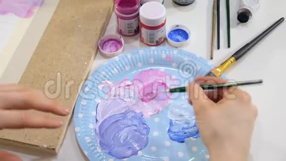 在一所艺术学校里成年女性用彩色丙烯酸颜料作画视频的预览图