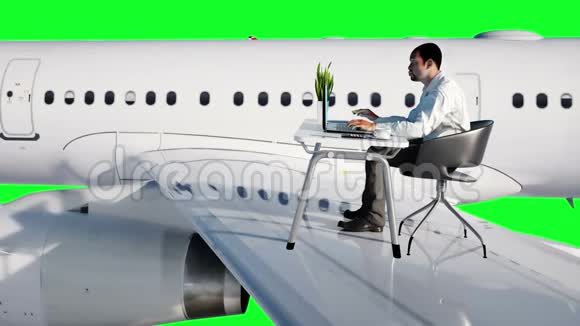 年轻忙碌的商人在驾驶飞机非洲男性看着桌子上笔记本电脑的屏幕视频的预览图