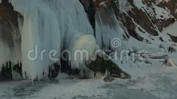 岩石上巨大的冰柱视频的预览图