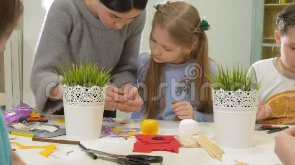 女生们和老师一起用自己的手缝一个软玩具视频的预览图