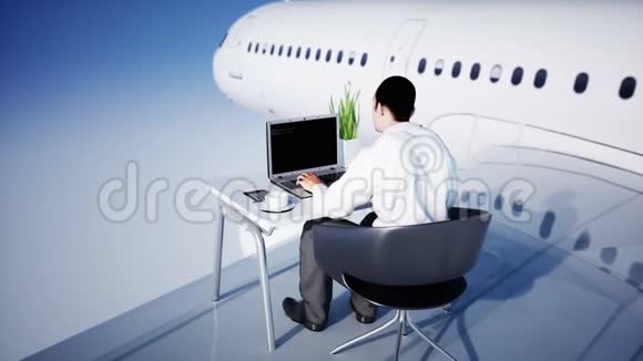 年轻忙碌的商人在驾驶飞机非洲男性看着桌子上笔记本电脑的屏幕视频的预览图