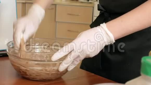 在家庭厨房准备面团和奶油做甜点的女人特写视频的预览图