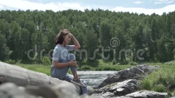 美丽的女人在大自然中摆姿势视频的预览图