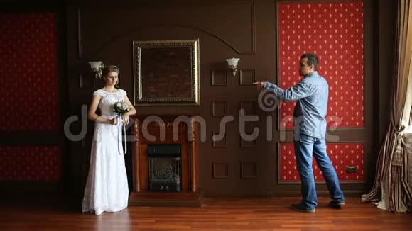 摄影师给新娘拍照视频的预览图