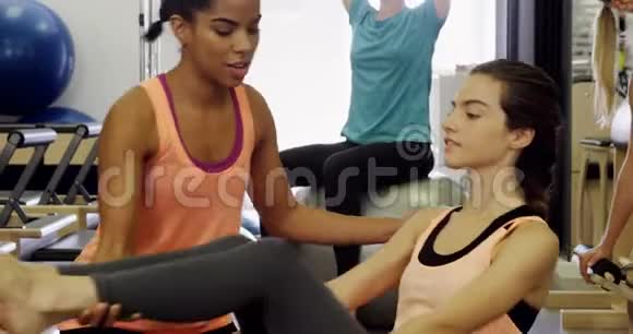 美丽的女人在健身工作室锻炼视频的预览图
