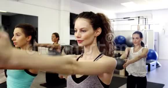 美丽的女人在健身工作室锻炼视频的预览图