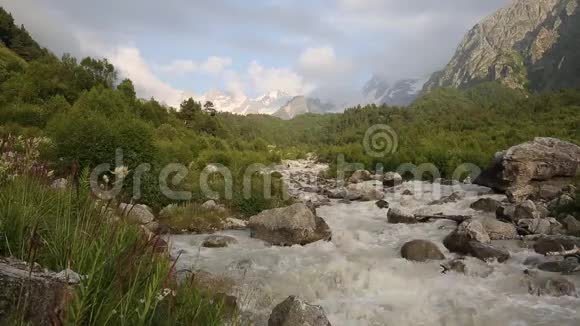 夏天云和水在高加索山脉的一条暴风雨河流中流动视频的预览图