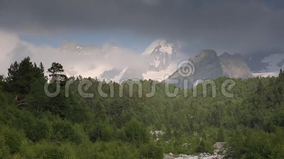 夏天云和水在高加索山脉的一条暴风雨河流中流动视频的预览图