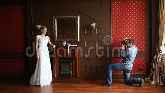 摄影师给新娘拍照视频的预览图