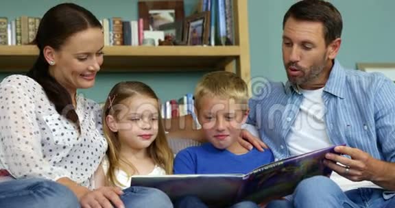 幸福的家庭正在读书视频的预览图